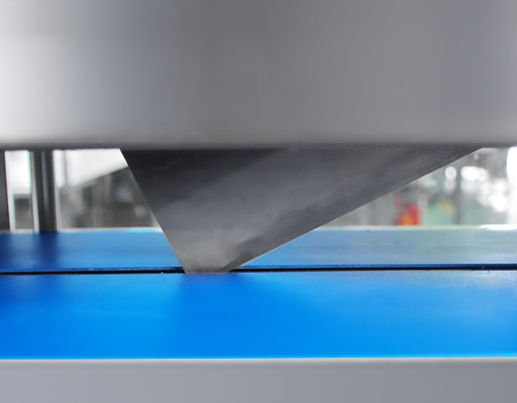 Automatic Ultrasonic Sandwich Cutter With Conveyor — Original product view 05